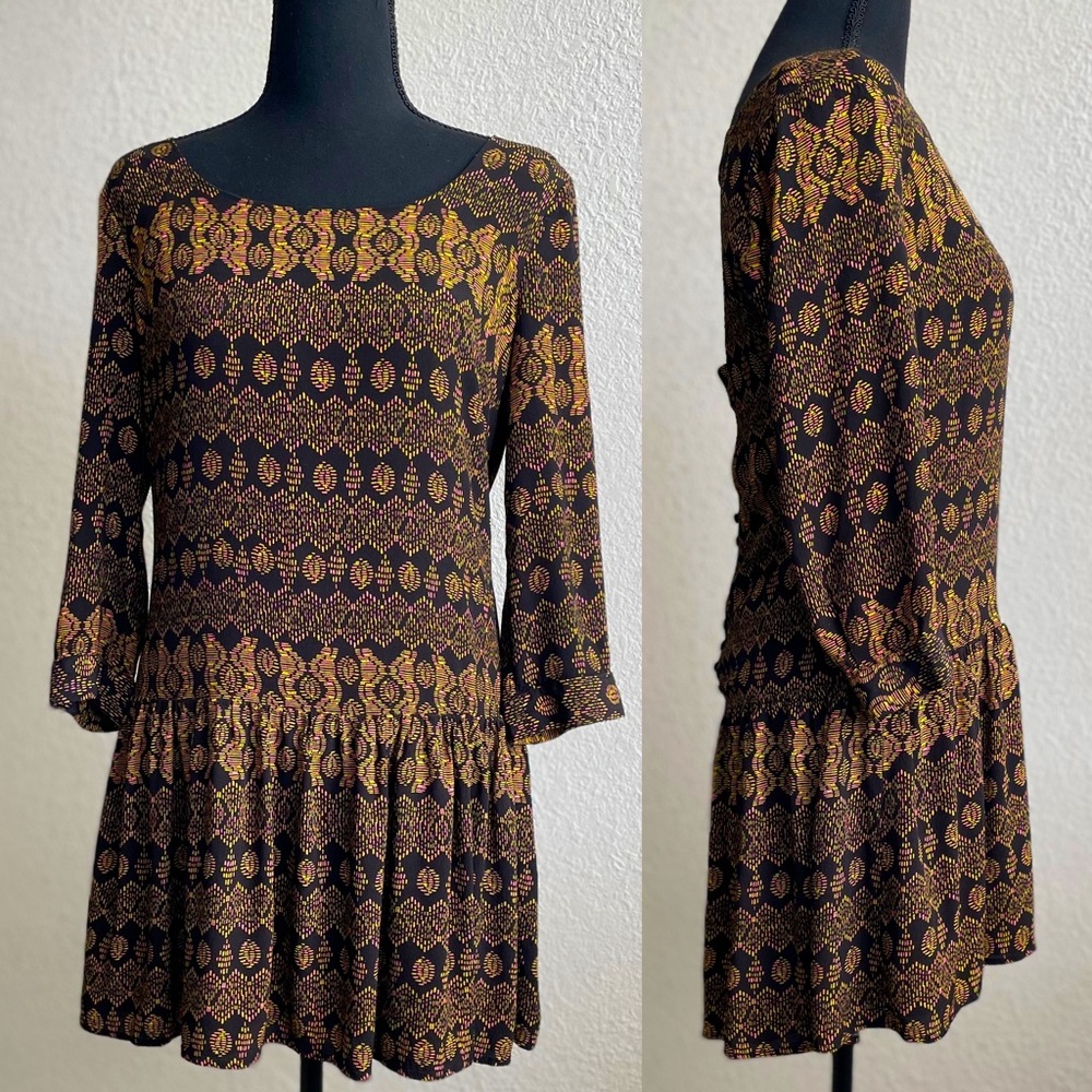 Forever 21 • Unique Pretty Patterned Mini Dress Long Sleeves